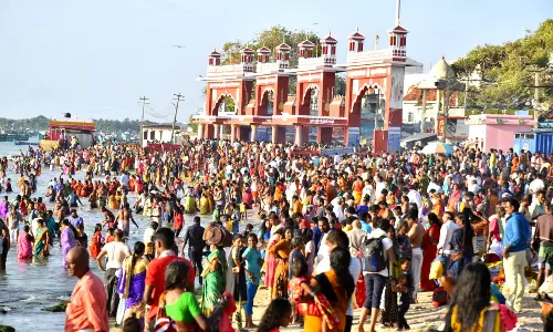 ராமேசுவரத்தில் முன்னோர்களுக்கு தர்ப்பணம் கொடுக்க திரண்ட பக்தர்கள்