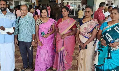 மாணவ-மாணவிகளுக்கு வசதியாக கூடுதல் பஸ் வசதி - கலெக்டர் அலுவலகத்தில் பெற்றோர் மனு