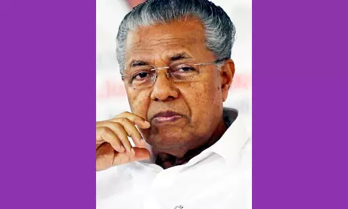பினராயி விஜயன் பங்கேற்ற கல்லூரி விழாவில் கறுப்பு சட்டை அணிந்து வந்த மாணவர்களுக்கு தடை- எதிர்கட்சிகள் கண்டனம்