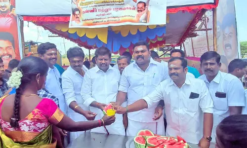 மேலநீலிதநல்லூர் கோவில் விழாவில் தி.மு.க. சார்பில் பக்தர்களுக்கு பழங்கள், நீர், மோர்