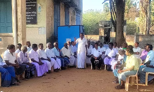 தென்திருப்பேரையில் கடம்பாகுளம் முன்சாகுபடி செய்ய தாமிரபரணி-நீர் வழங்க கோரி விவசாயிகள் கூட்டம்