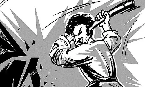 இரணியல் அருகே குடும்ப தகராறில் மனைவி - மகளை   அரிவாளால் வெட்டிய வாலிபர்