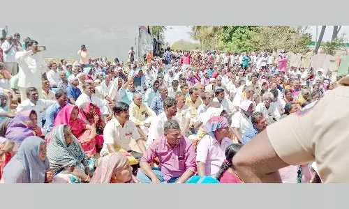 பணி நியமன ஆணை வழங்ககோரி உண்ணாவிரத போராட்டம்- மக்கள் நல பணியாளர்கள் 3 பேர் மயக்கம்