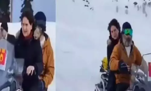 காஷ்மீரில் ராகுல் காந்தி-பிரியங்கா பனி சறுக்கு சவாரி