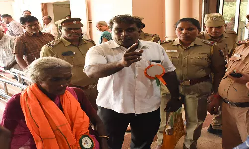 பட்டா  வழங்க நடவடிக்கை எடுக்காதது ஏன்?கலெக்டர் அலுவலகத்தில் மூதாட்டி கூச்சல்:போலீசார் சமரசம்-பரபரப்பு