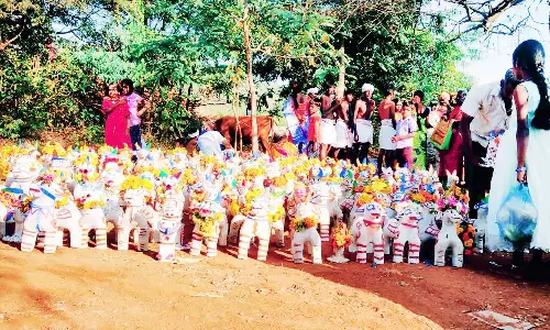 அய்யலூர் அருகே கோவில் திருவிழாவில் உருவ பொம்மைகள் காணிக்கை