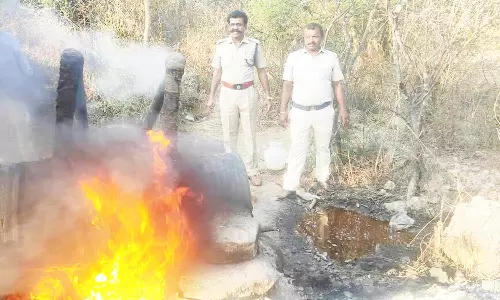குடியாத்தம் பூங்குளம் மலைப்பகுதியில் 2 ஆயிரம் லிட்டர் சாராய ஊறல் அழிப்பு