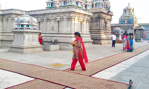 சென்னிமலை முருகன் கோவிலில் வெயிலின் தாக்கத்தை குறைக்க காயர் மேட்