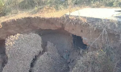 பாலாற்றில் மணல் அள்ளும் பள்ளத்தால் மயானங்கள் சேதம்