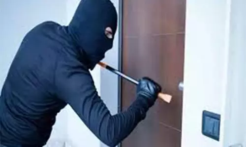 வீடு புகுந்து பணம் திருட்டு