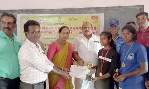 வெற்றி பெற்றவர்களுக்கு பரிசு வழங்கல்