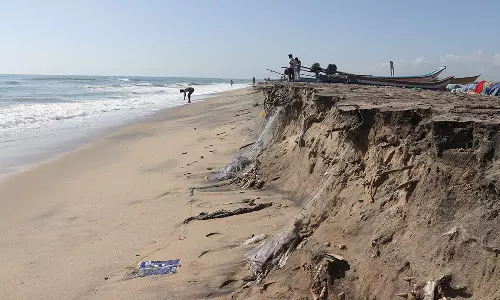 தேவனாம்பட்டினத்தில்  கடல் சீற்றத்தால் மண் அரிப்பு