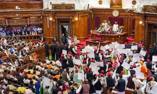 உ.பி. பட்ஜெட் கூட்டத்தொடர் தொடங்கியது- எதிர்க்கட்சிகள் அமளிக்கு மத்தியில் உரையாற்றிய ஆளுநர்