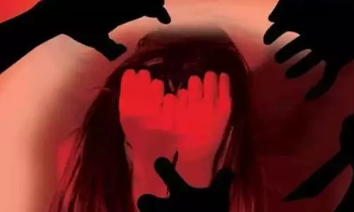 விதவை பெண்ணை கடத்தி பாலியல் பலாத்காரம்- காரில் இருந்து கீழே தள்ளிவிட்ட கொடூரம்