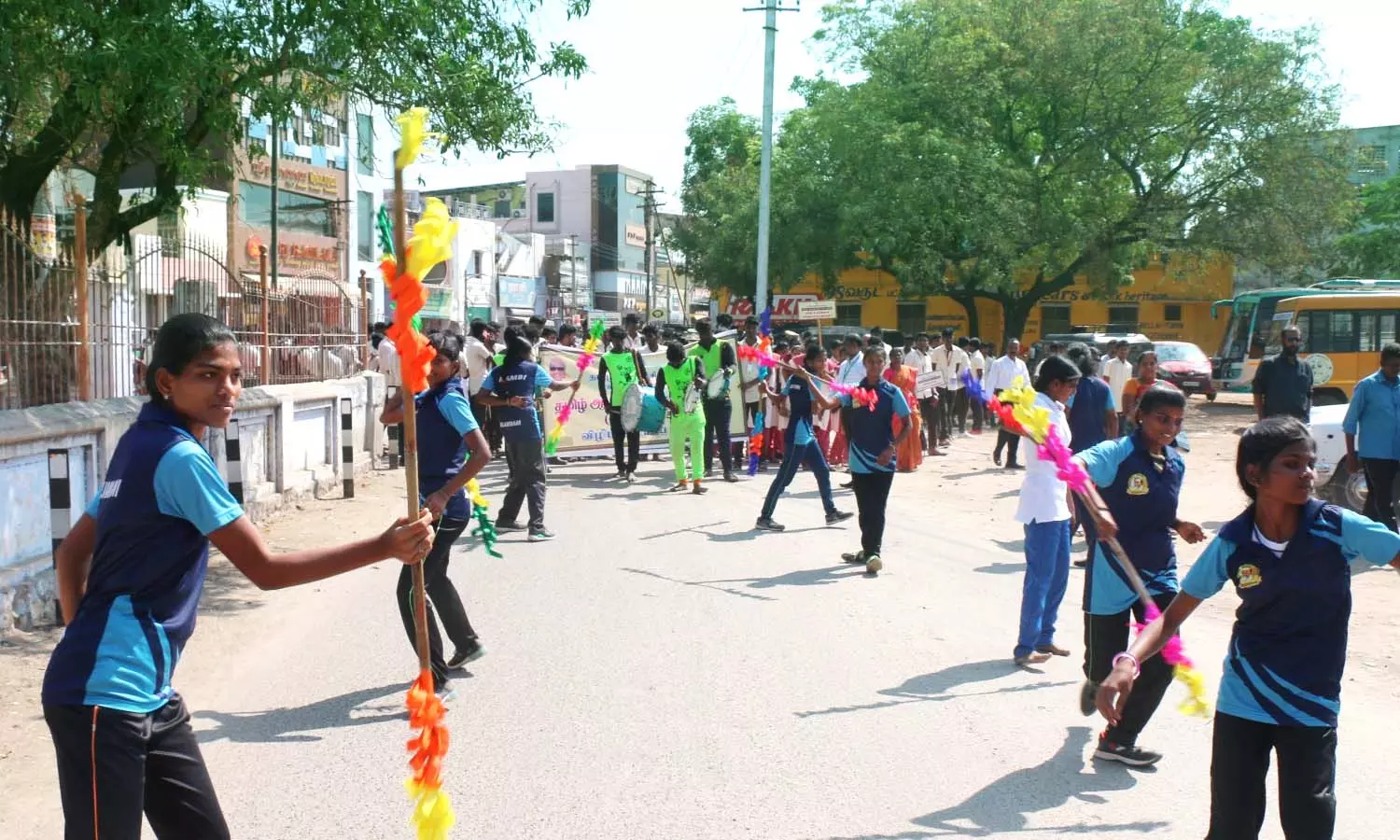 உலக தாய்மொழி தினத்தையொட்டி கிராமிய கலைகளுடன் விழிப்புணர்வு பேரணி உலக தாய்மொழி தினத்தையொட்டி கிராமிய கலைகளுடன் விழிப்புணர்வு பேரணி