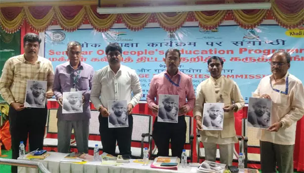 கதர் மற்றும் கிராம தொழில் ஆணையம் சார்பில் மக்கள் கல்வி திட்டம் குறித்த கருத்தரங்கு கதர் மற்றும் கிராம தொழில் ஆணையம் சார்பில் மக்கள் கல்வி திட்டம் குறித்த கருத்தரங்கு