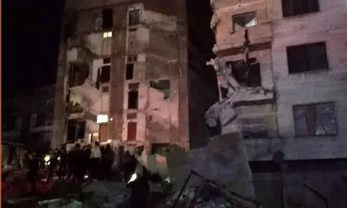 துருக்கியை தொடரும் சோகம் - சக்திவாய்ந்த நிலநடுக்கத்தில் சிக்கி 3 பேர் பலி