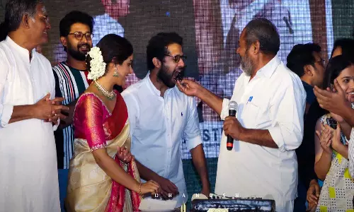 வெற்றியை கேக் வெட்டி கொண்டாடிய வாத்தி படக்குழு