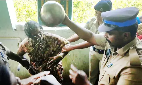 செம்பட்டியில் வீட்டை ஜப்தி செய்ய எதிர்ப்பு தெரிவித்து பெண் தீக்குளிக்க முயற்சி