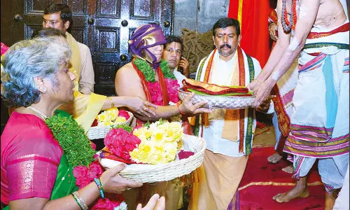 ஸ்ரீகாளஹஸ்தீஸ்வரர், ஞானப்பிரசுனாம்பிகைக்கு திருப்பதி ஏழுமலையான் வழங்கிய பட்டு வஸ்திரம்