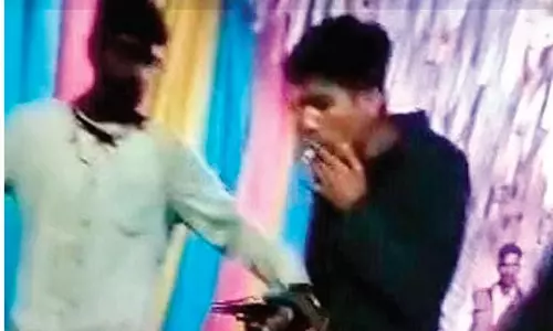 திருமண விழாவில் கைத்துப்பாக்கியால் விருந்தினர்களை மிரட்டிய ஆன்மிகவாதியின் சகோதரர்