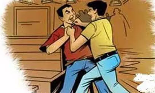 வசூல் செய்து கொடுப்பதில் இருதரப்பினர் மோதல்