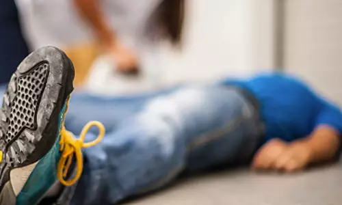 பிறந்தநாள் விழாவுக்கு வாங்கிய கேக் சாப்பிட்ட 2 வாலிபர்கள் மயக்கம்- ஆஸ்பத்திரியில் அனுமதி