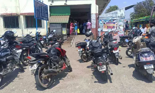 தாறுமாறாக நிறுத்தப்படும் இருசக்கர வாகனங்களால் பொதுமக்கள் அவதி