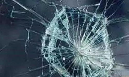 தூத்துக்குடியில் அரசு பஸ் மீது கற்கள் வீசி தாக்குதல்- கண்ணாடி உடைப்பு