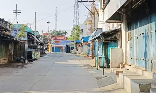 அனைத்து ரெயில்களும் நின்று செல்ல கோரி கடம்பூரில் கடையடைப்பு போராட்டம்