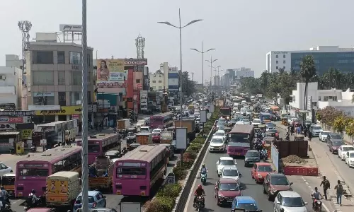 மெட்ரோ ரெயில் பணி: ஓ.எம்.ஆர். சாலையில் கடும் போக்குவரத்து நெரிசல்