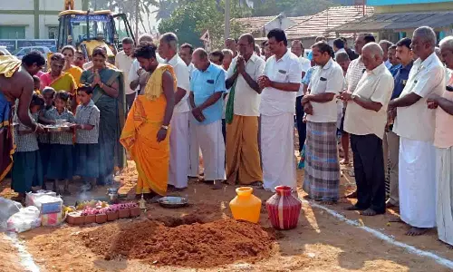 பல்லடம் அருகே அரசு  பள்ளிக்கு புதிய கட்டிடம் கட்ட பூமி பூஜை