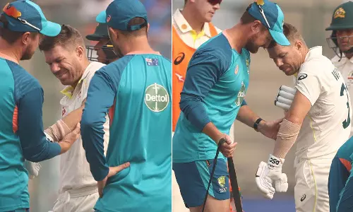 சிராஜ் வீசிய பவுன்சர் பந்தில் முழங்கையில் காயம்- கடைசி 2 டெஸ்டில் இருந்து விலகிய டேவிட் வார்னர்