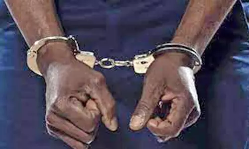 செல்போன் கடையில் திருட்டு; ஒருவர் கைது