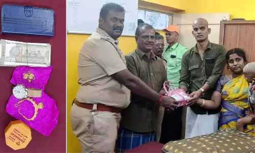 சாலையில் கிடந்த நகை, பணத்தை போலீசில் ஒப்படைத்த டிரைவர்- இன்ஸ்பெக்டர் பாராட்டு