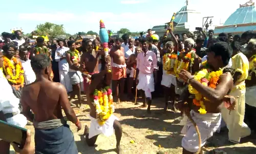 பக்தர்கள் சாட்டையடி வாங்கி வினோத வழிபாடு