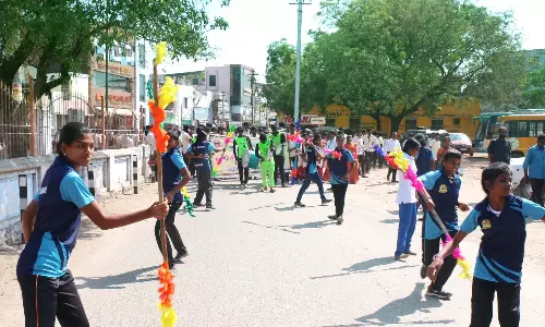 உலக தாய்மொழி தினத்தையொட்டி கிராமிய கலைகளுடன்  விழிப்புணர்வு பேரணி