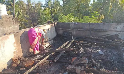 தீ விபத்தில் குடிசை வீடு எரிந்து சேதம்