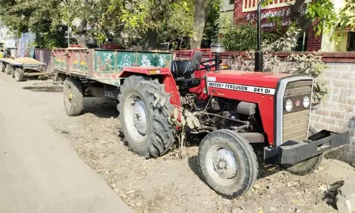 எருக்குவாய் கண்டிகை கிராமத்தில் ஆற்று மணல் கடத்தல்- 3 மாட்டு வண்டிகள், ஒரு டிராக்டர் பறிமுதல்