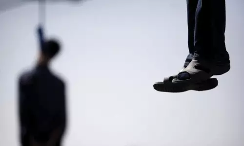 கல்லூரி மாணவர் தூக்கிட்டு சாவு