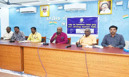 அரசு ஊழியர்கள் மக்கள் சேவகனாக பணியாற்ற வேண்டும்