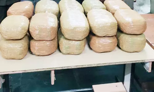 ரெயிலில் கடத்திய கஞ்சா பறிமுதல்