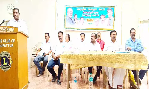 திருப்பத்தூர்- கிருஷ்ணகிரி மெயின் ரோட்டில் அமைக்கப்பட்டுள்ள இரும்பு தடுப்புகளை அகற்ற வேண்டும்