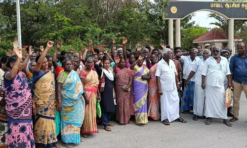 கலெக்டர் அலுவலகம் முன்பு கிராமமக்கள் போராட்டம்