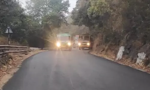 முகப்பு விளக்குகளை எரிய விட்டு செல்லும் வாகன ஓட்டிகள்