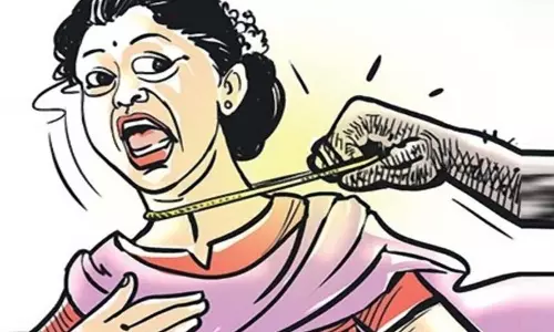 பெண்ணிடம் தங்க சங்கிலி பறிப்பு