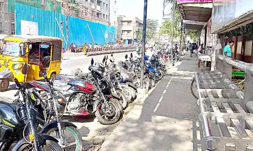 நெரிசலில் சிக்கி தவிக்கும் மதுரை அரசு ஆஸ்பத்திரி சாலை