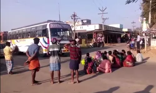 மொரப்பூர் அருகே இன்றுகாலை குடிநீர் கேட்டு பொதுமக்கள் சாலை மறியல்