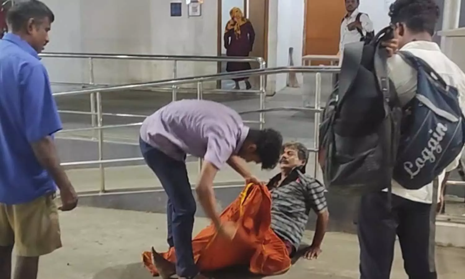 போதையில் படுத்து தூங்கிய தொழிலாளி  - தூக்கிச்சென்று ஓரமாக படுக்க வைத்த 12ம் வகுப்பு மாணவன்