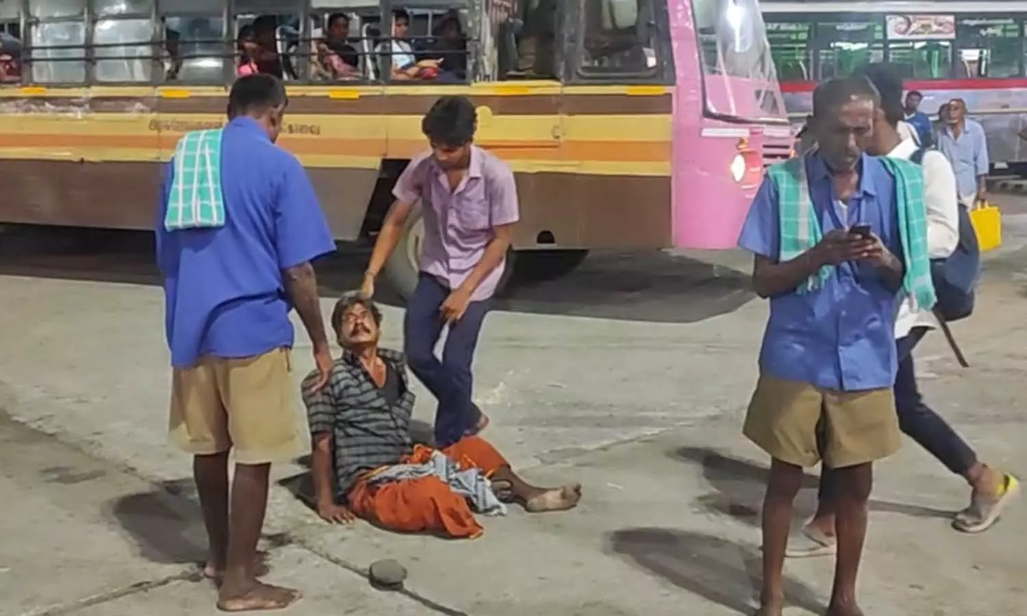 போதையில் படுத்து தூங்கிய தொழிலாளி  - தூக்கிச்சென்று ஓரமாக படுக்க வைத்த 12ம் வகுப்பு மாணவன்